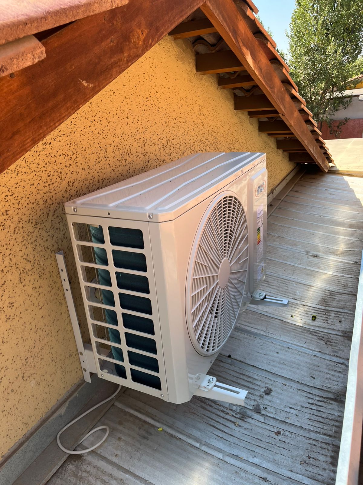 SPLIT MURO ECOFLOW 24000BTU/h + SOPORTE EXTERIOR + INSTALACIÓN + GARANTÍA 1 AÑO RM
